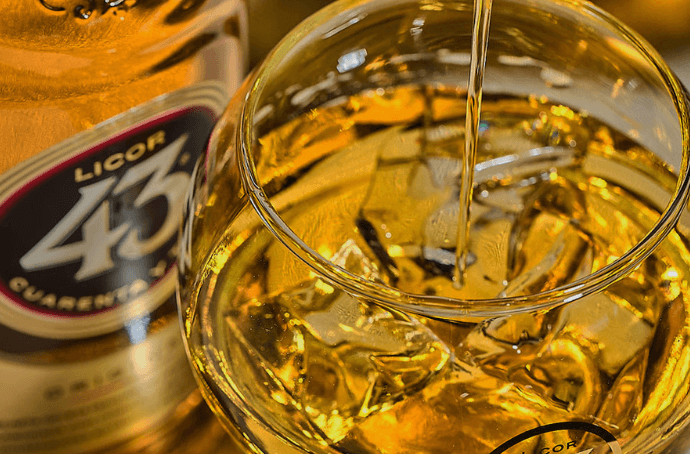 LICOR 43 CUARENTA Y TRES LIKIER w szklance